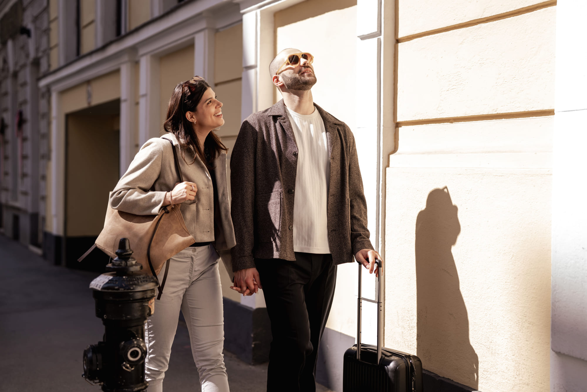 Gäste mit Reisegepäck auf dem Weg zum Hotel Rathaus Wien