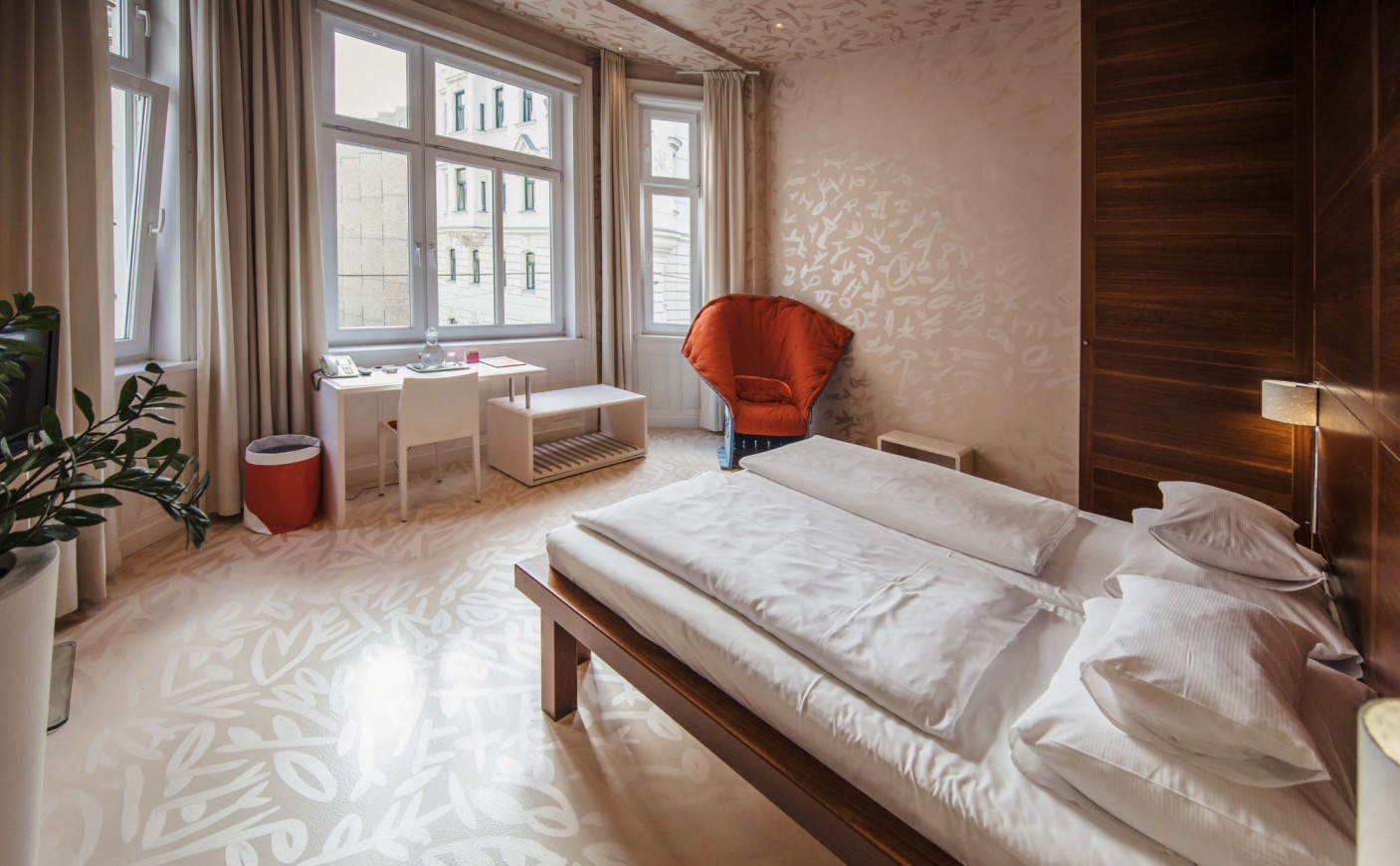 Wohnen mit Stil im Doppelzimmer Standard des Hotel Rathaus Wien mit viel Tageslicht und gemütlicher Sitzecke