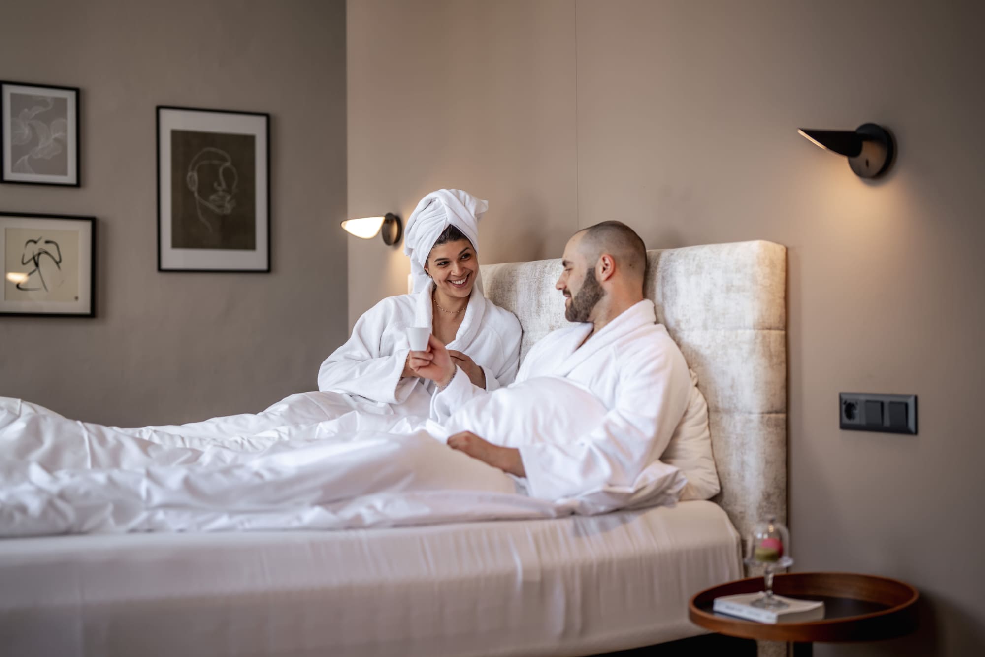 Gäste genießen gemeinsam Kaffee im Hotelzimmer des Hotel Rathaus Wien