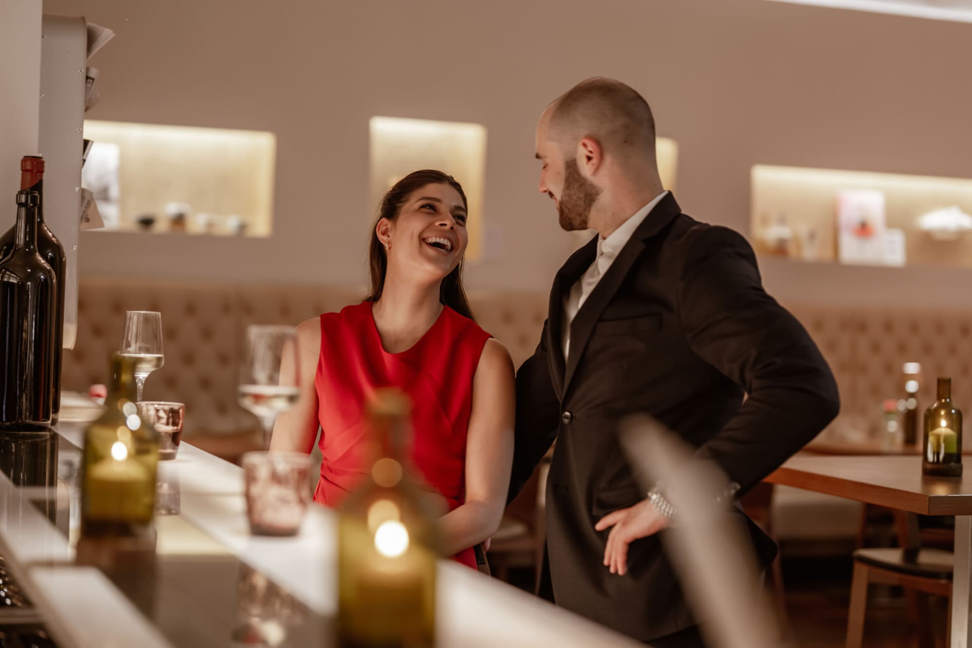 Gäste genießen ein Glas Wein an der Weinbar des Hotel Rathaus Wien