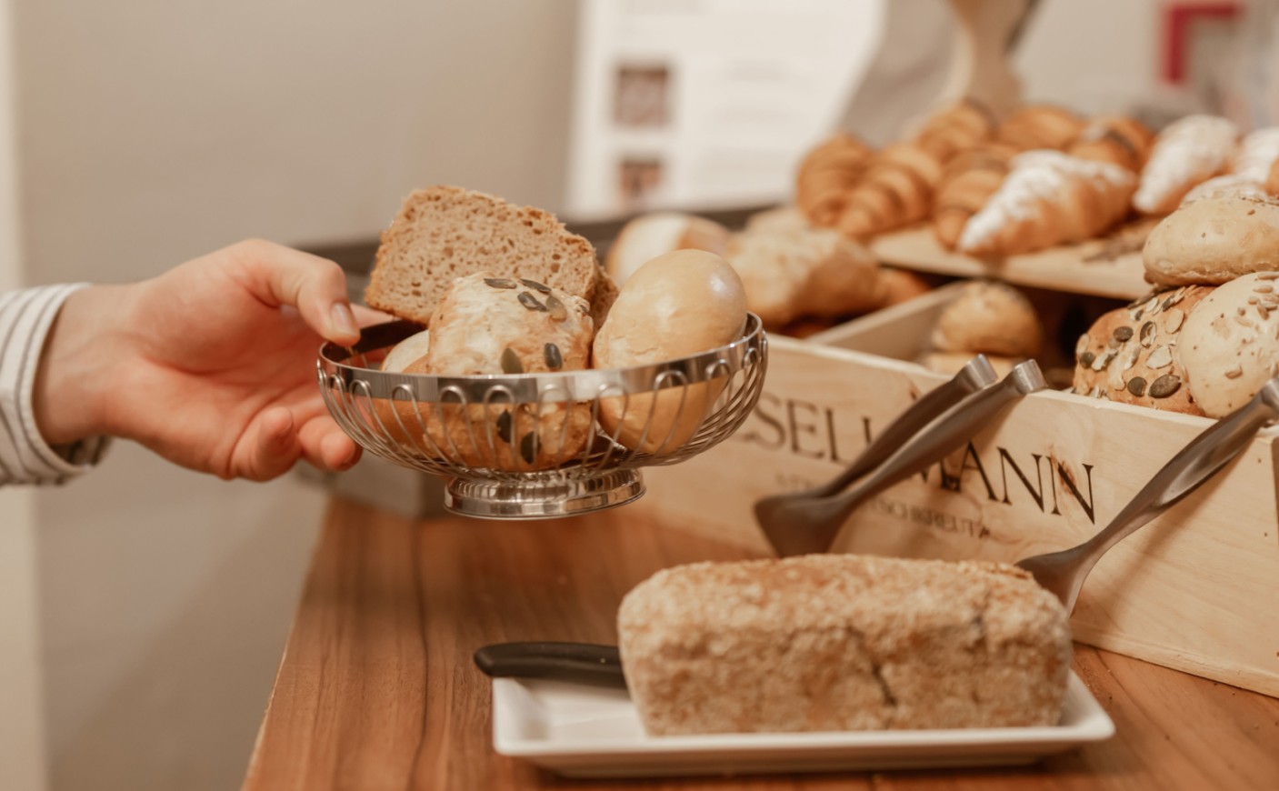 Knuspriges Brot und frisches Geb&auml;ck zum Fr&uuml;hst&uuml;ck