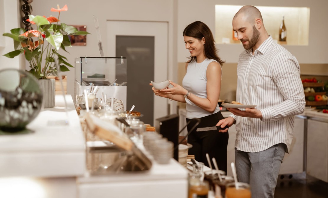 Reichhaltiges Fr&uuml;hst&uuml;cksbuffet mit regionaler Vielfalt