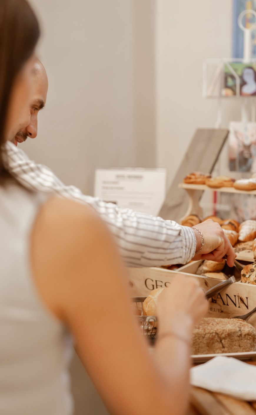 Frisches Geb&auml;ck und regionale Spezialit&auml;ten am Fr&uuml;hst&uuml;cksbuffet
