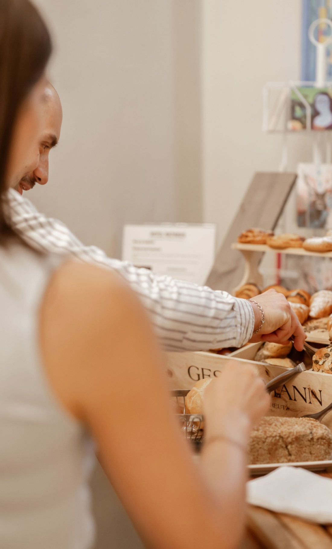Frisches Geb&auml;ck und regionale Spezialit&auml;ten am Fr&uuml;hst&uuml;cksbuffet