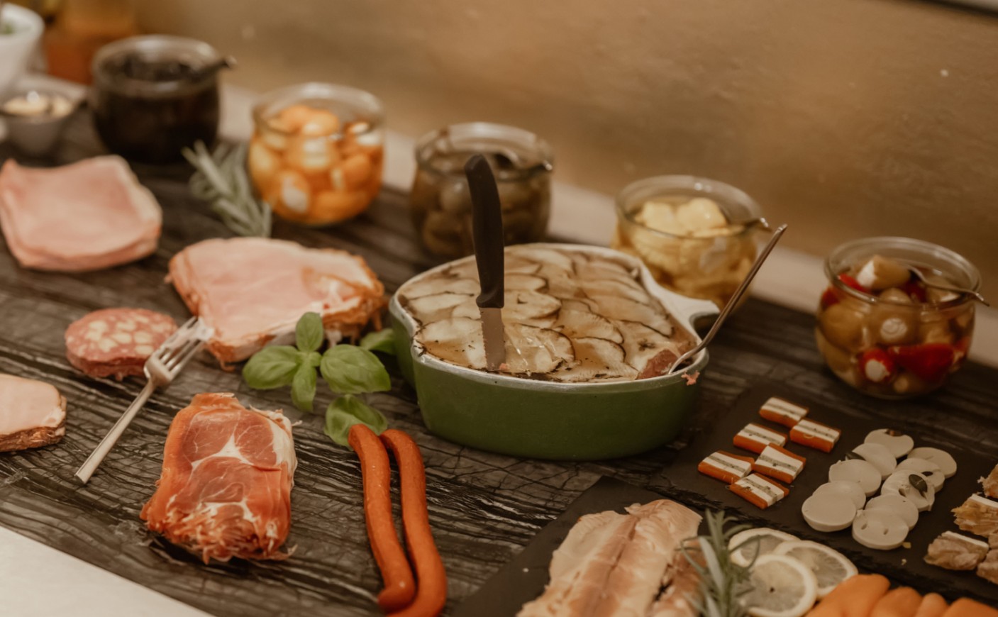 Regionale K&ouml;stlichkeiten und frische Zutaten am Buffet