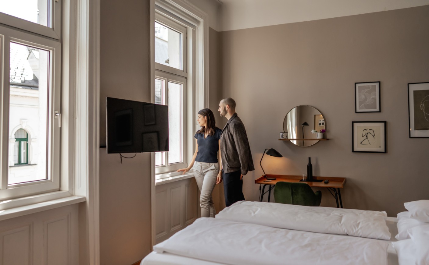 Helles Designzimmer mit Blick auf die Wiener Innenstadt