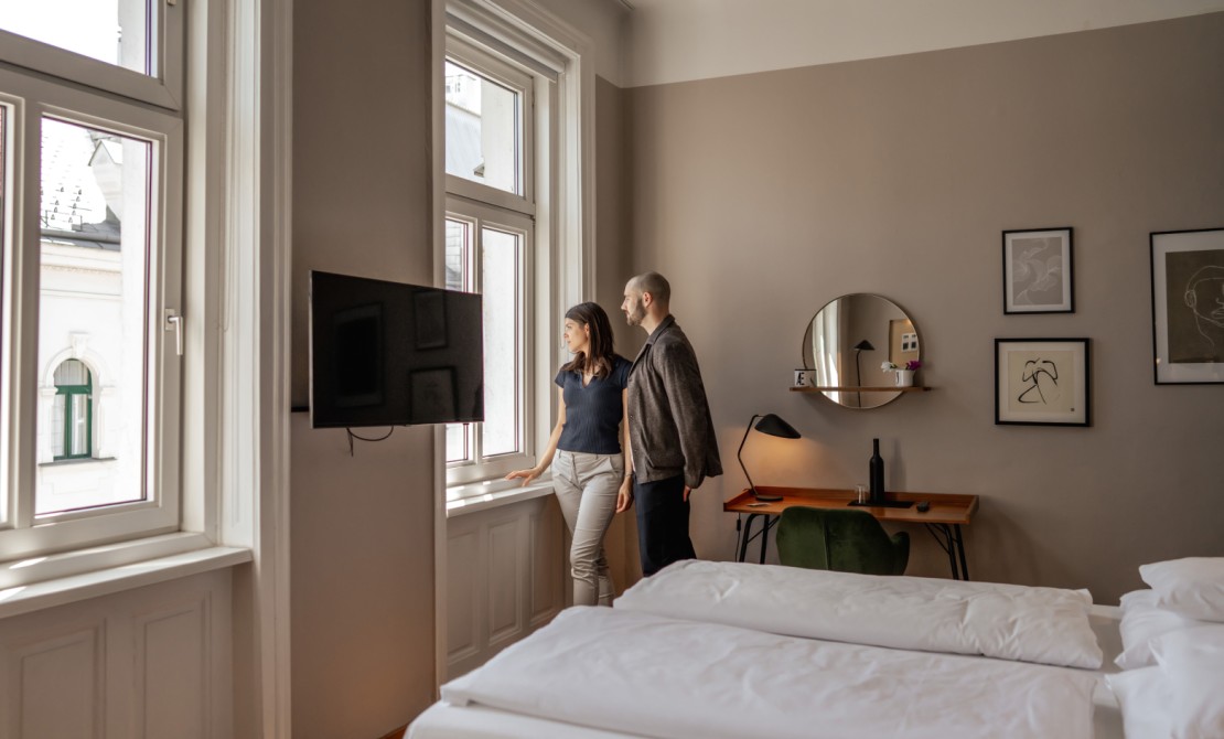 Helles Designzimmer mit Blick auf die Wiener Innenstadt