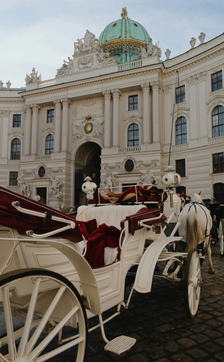 Fiaker vor der Hofburg in Wien &copy; Unsplash, Cedric Letsch