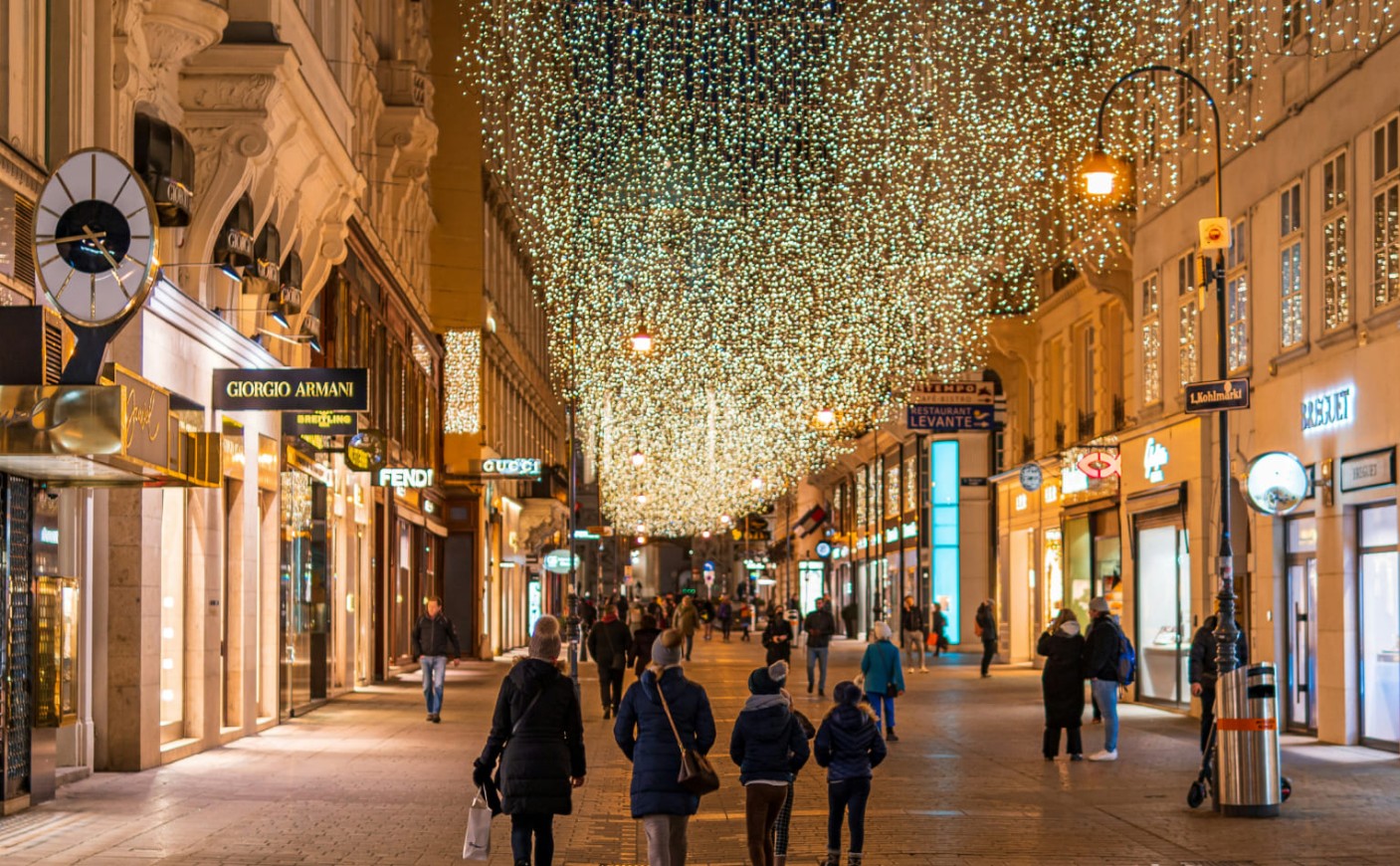 Abendstimmung in der festlich beleuchteten Wiener Innenstadt &copy; Unsplash, Anton