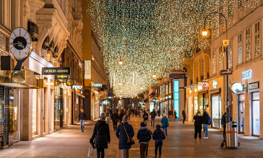Abendstimmung in der festlich beleuchteten Wiener Innenstadt &copy; Unsplash, Anton