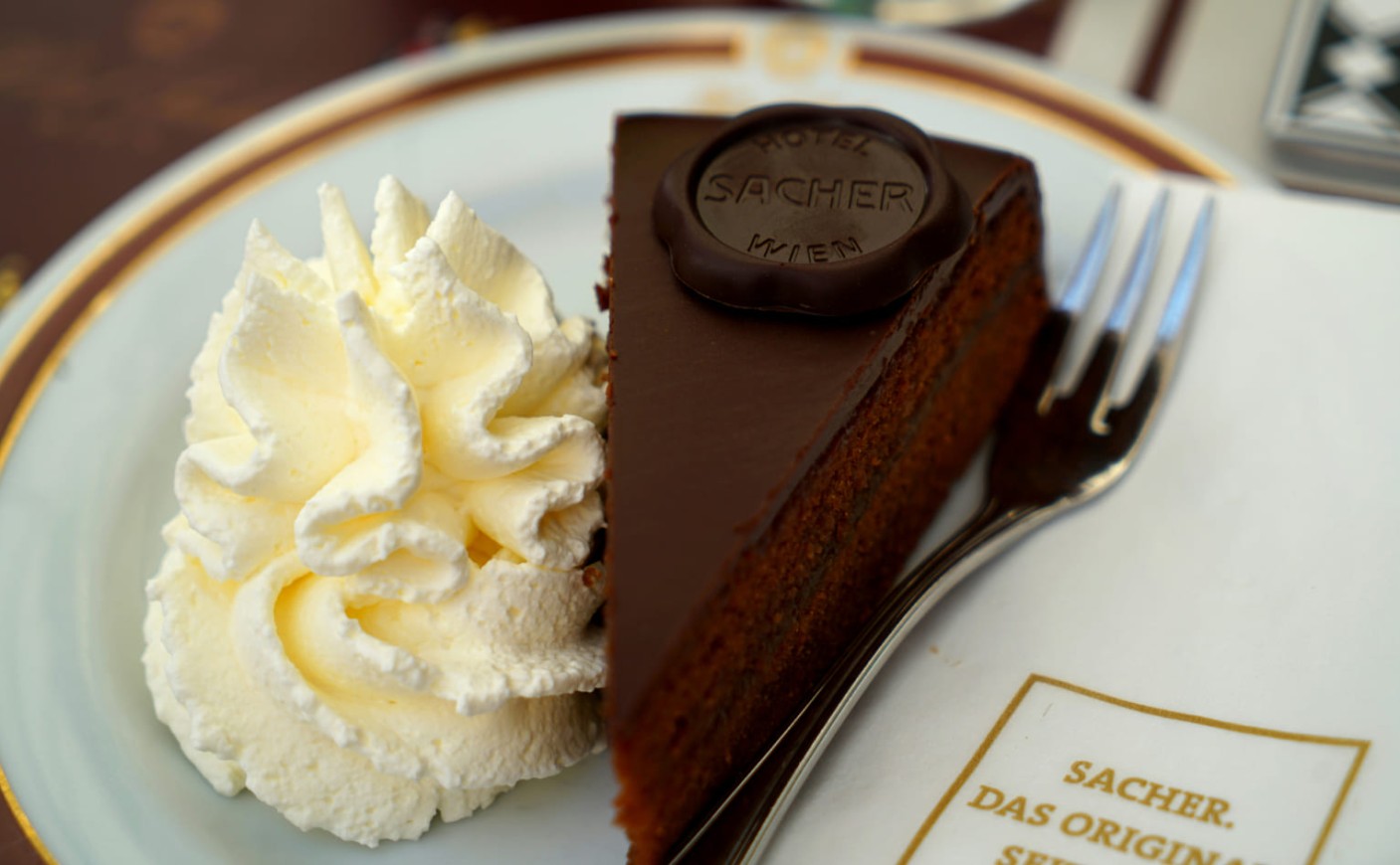 Wiener Kaffeehauskultur mit Sachertorte genie&szlig;en &copy; Unsplash, Tim Photoguy