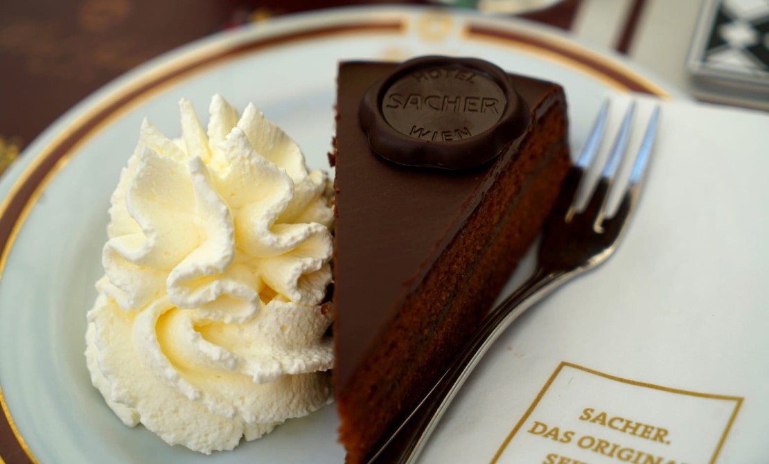 Wiener Kaffeehauskultur mit Sachertorte genie&szlig;en &copy; Unsplash, Tim Photoguy