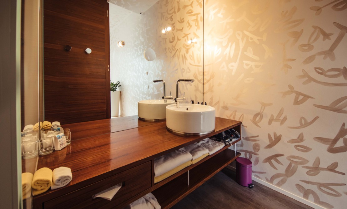 Elegantes Badezimmer mit hochwertiger Ausstattung