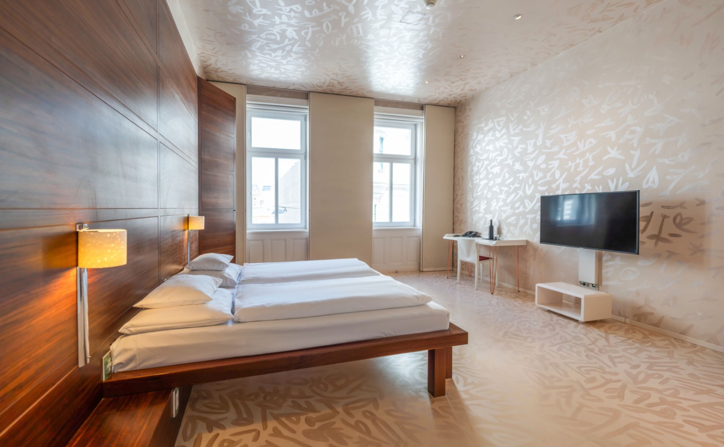 Gro&szlig;z&uuml;giges Designzimmer mit viel Platz und Komfort