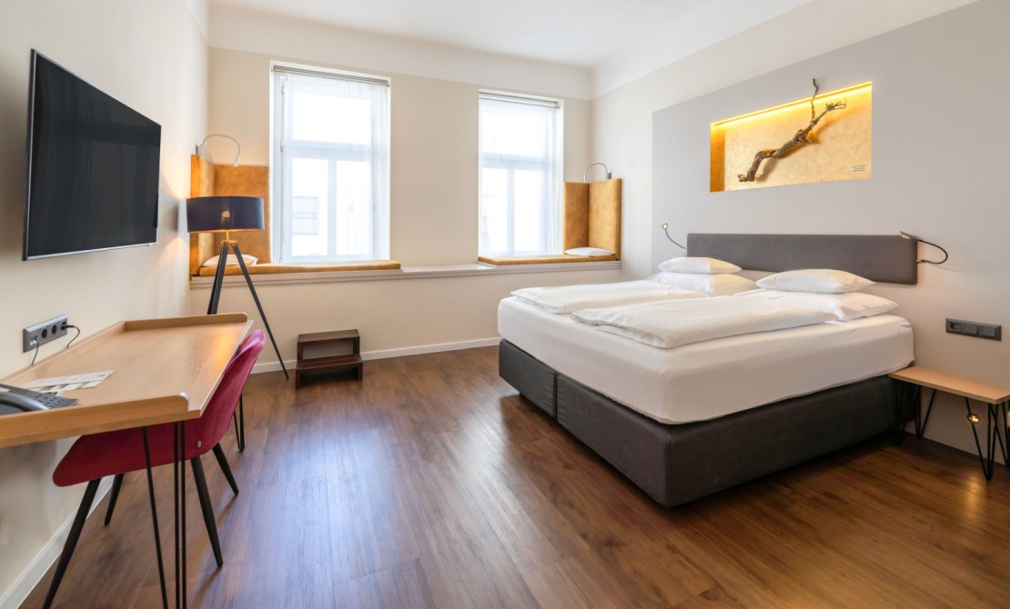 Modernes Hotelzimmer mit stilvollem Wohnkomfort