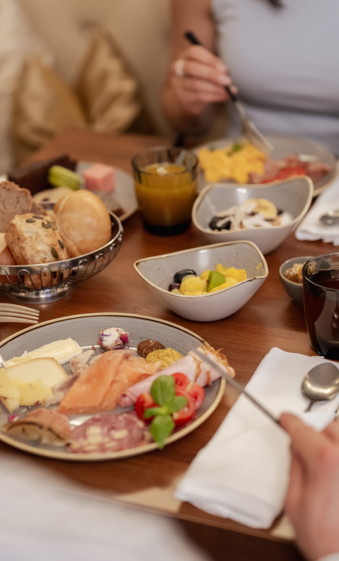 Reichhaltiges Fr&uuml;hst&uuml;ck mit regionalen Spezialit&auml;ten und frischen K&ouml;stlichkeiten