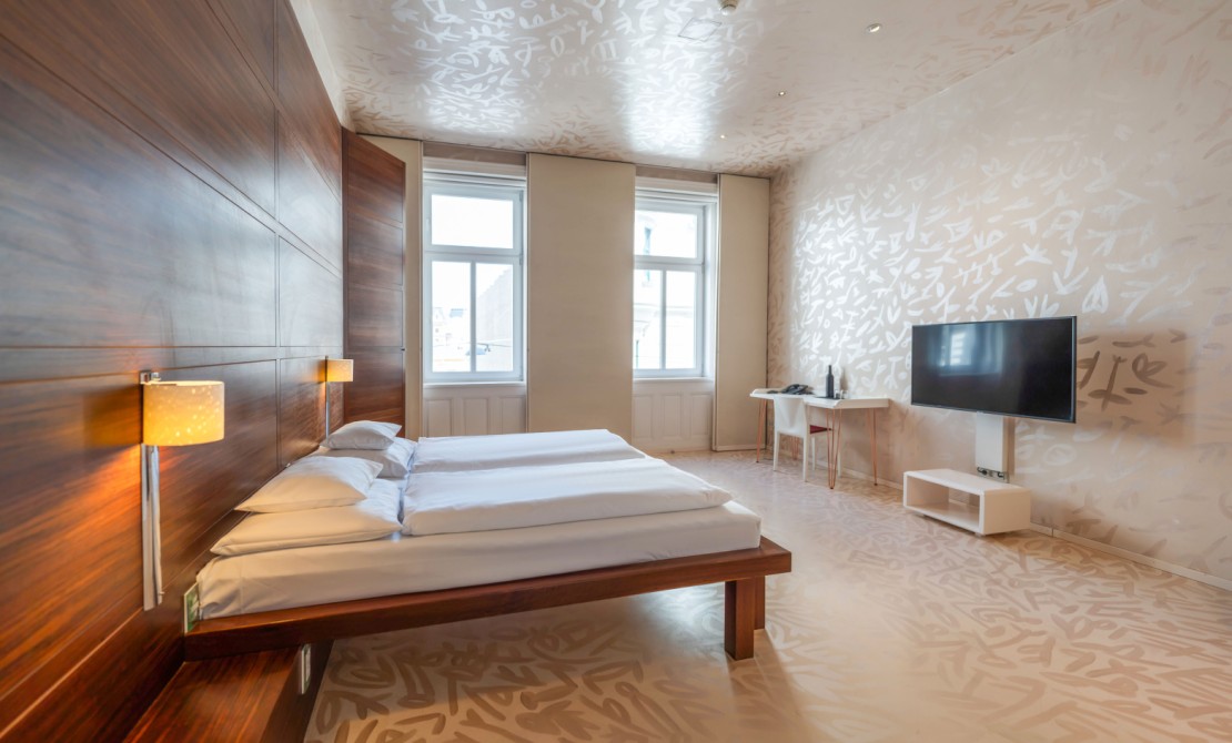 Gro&szlig;z&uuml;giges Designzimmer mit viel Platz zum Entspannen