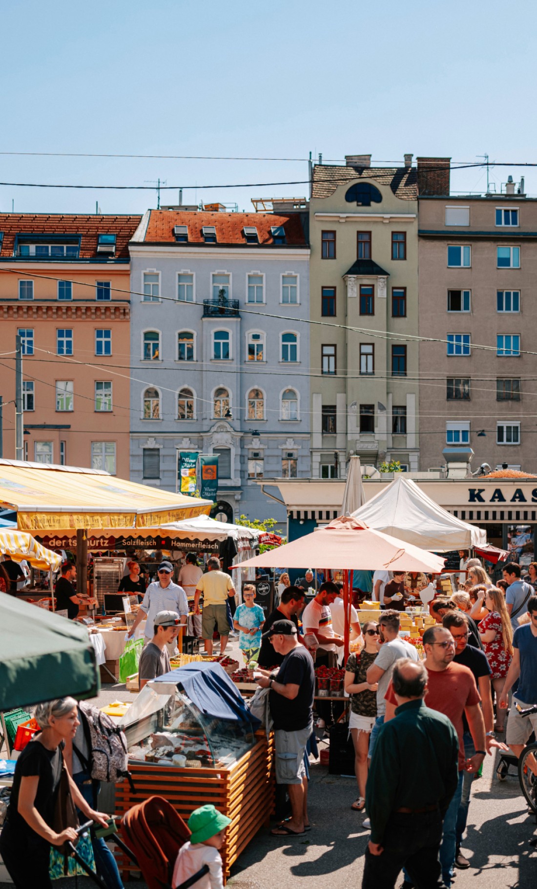 Karmelitermarkt in Wien mit bunten Marktst&auml;nden und lebendiger Atmosph&auml;re &copy; WienTourismus/Paul Bauer