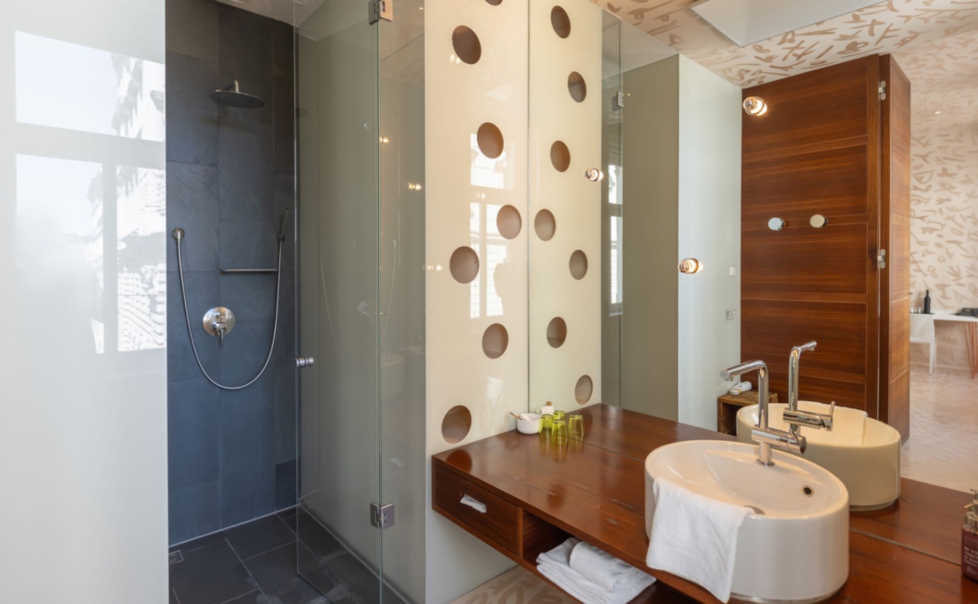 Modernes Badezimmer mit stilvoller Ausstattung
