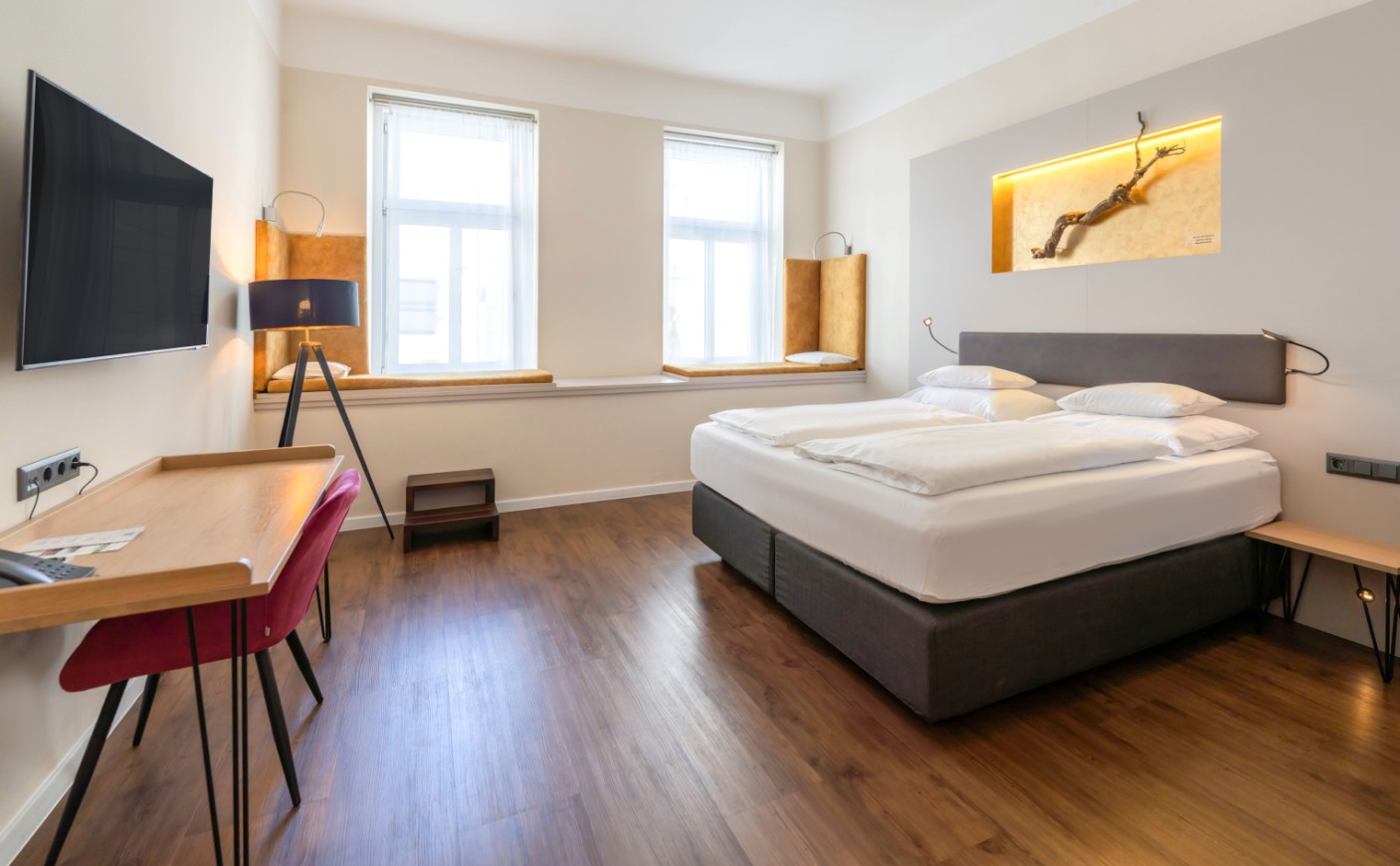 Modernes Hotelzimmer mit viel Platz zum Wohlf&uuml;hlen