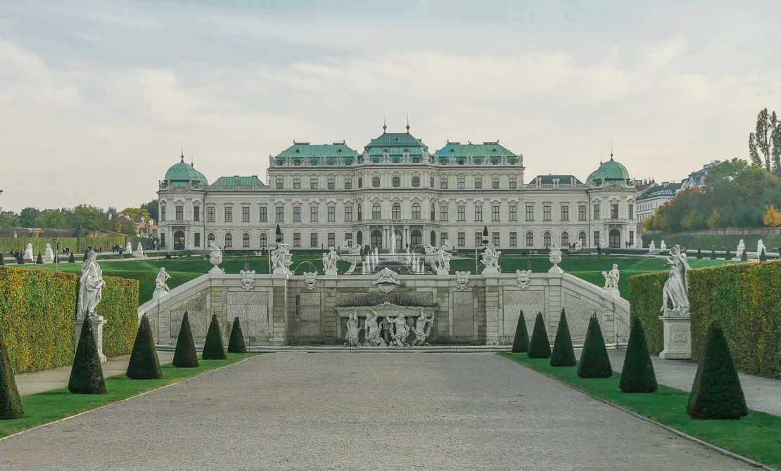Schloss Belvedere in Wien mit barocker Gartenanlage und historischen Skulpturen &copy;Unsplash, Andreas