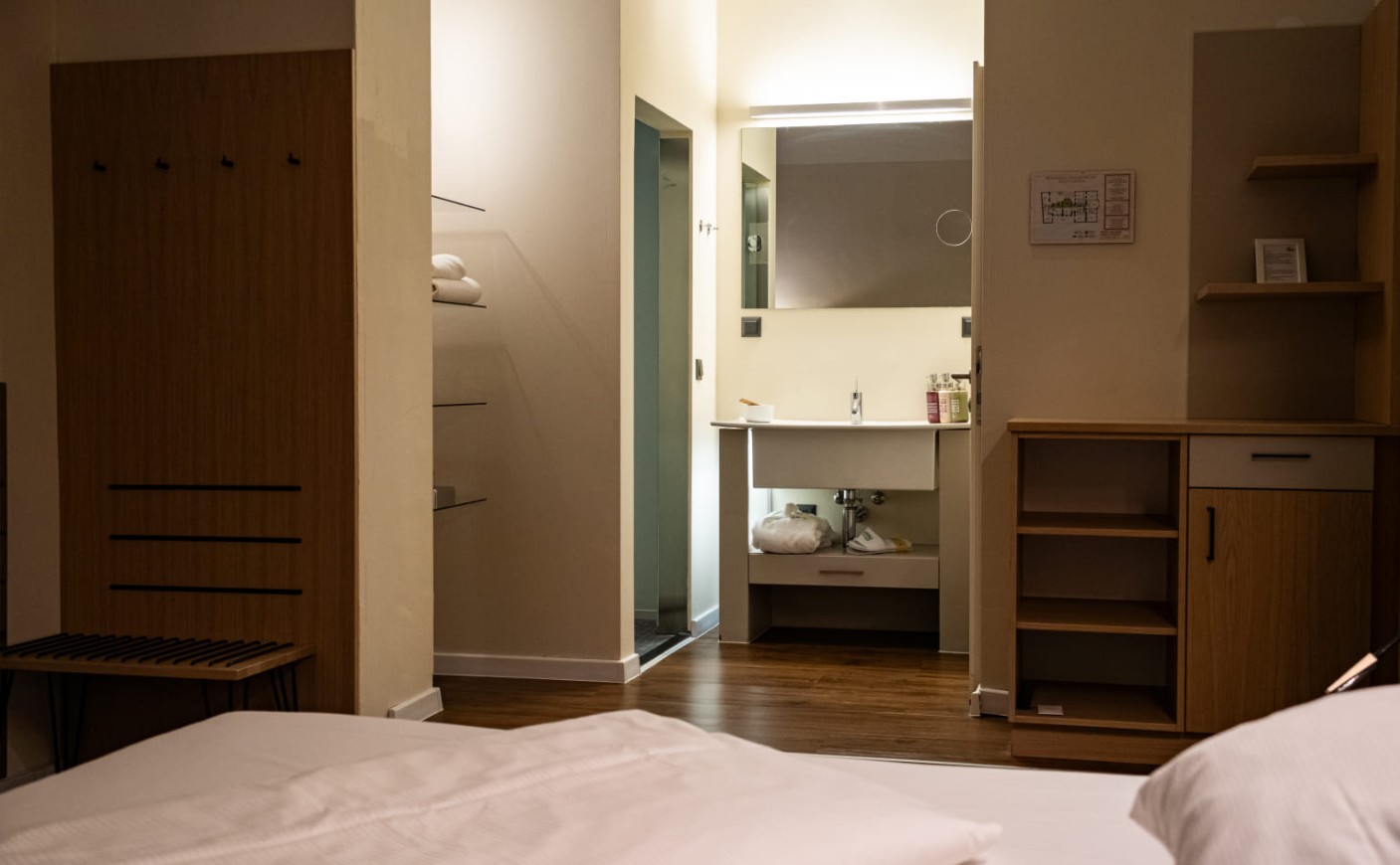 Badezimmer und Eingangsbereich im Doppelzimmer Economy mit moderner Ausstattung