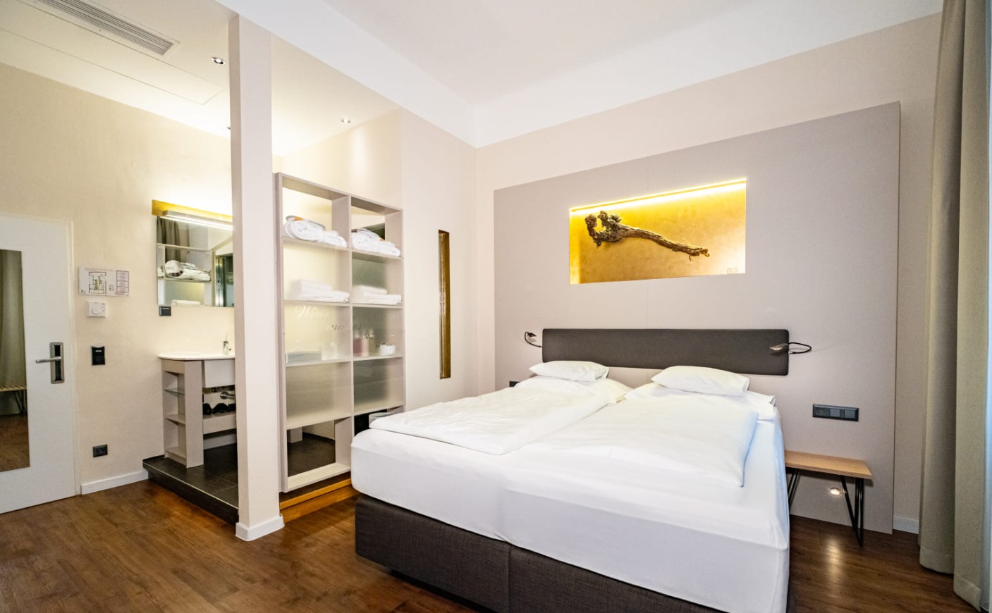 Helles Doppelzimmer Economy im Hotel Rathaus Wien