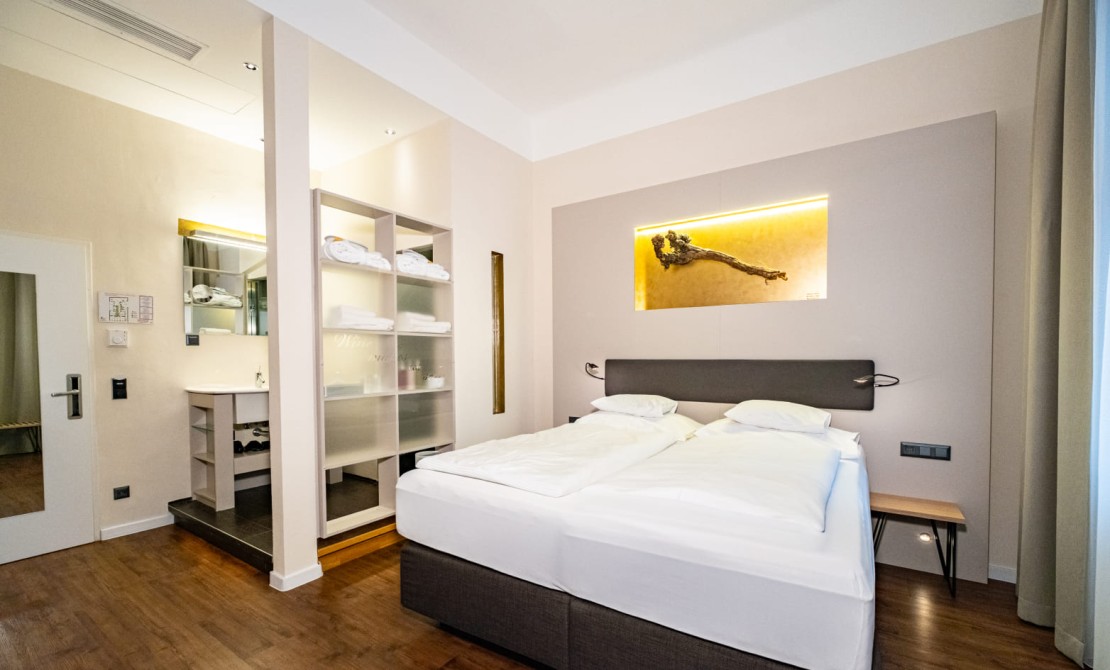 Ger&auml;umiges Doppelzimmer Economy im Hotel Rathaus Wien mit offenem Raumkonzept und komfortablem Doppelbett
