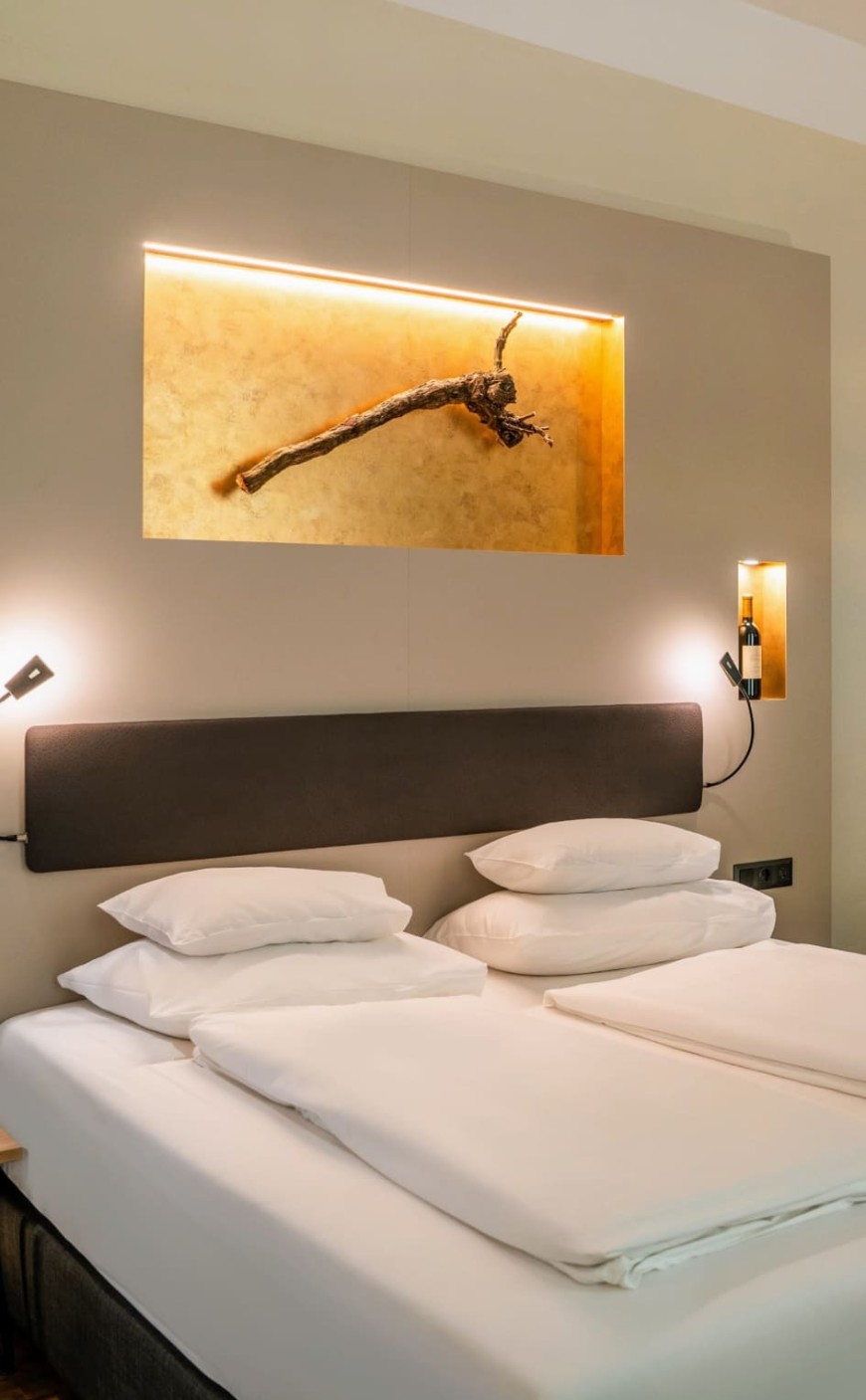Doppelzimmer Economy im Hotel Rathaus Wien mit gem&uuml;tlichem Doppelbett und stilvoller Einrichtung in der Wiener Josefstadt