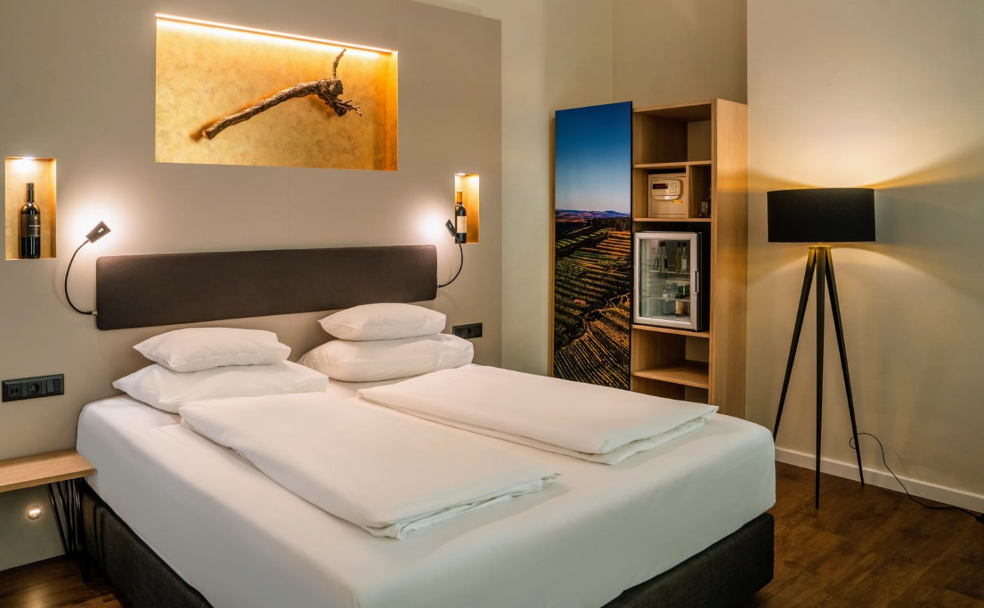 Doppelzimmer Economy im Hotel Rathaus Wien mit gem&uuml;tlichem Doppelbett und stilvoller Einrichtung in der Wiener Josefstadt