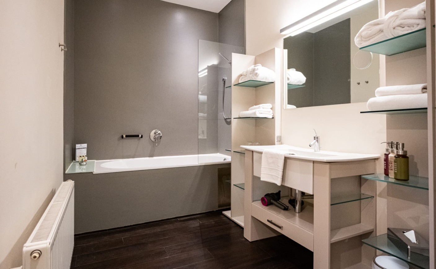 Gro&szlig;z&uuml;giges Badezimmer mit Badewanne und modernem Waschtisch
