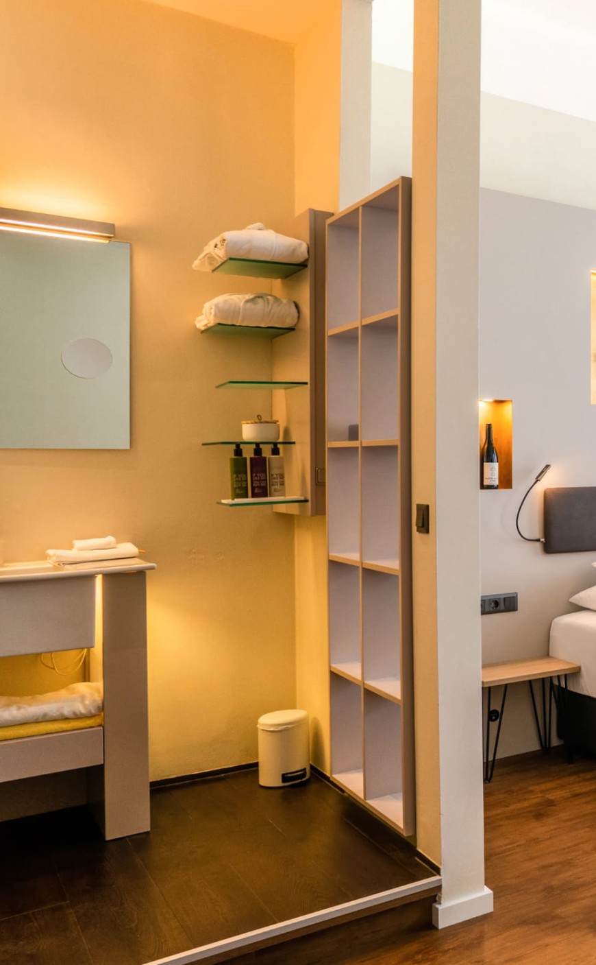 Badezimmerbereich mit Waschtisch und Regalen im Doppelzimmer Komfort