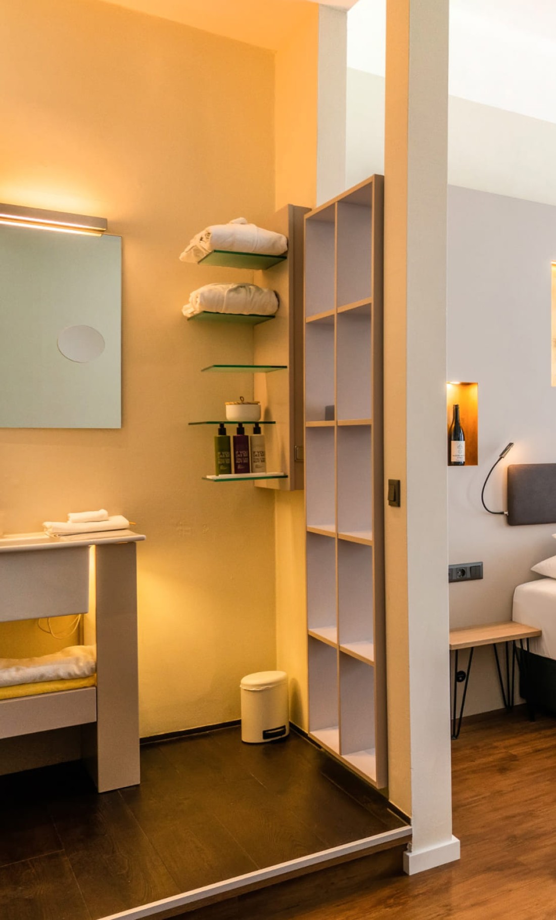 Badezimmerbereich mit Waschtisch und Regalen im Doppelzimmer Komfort