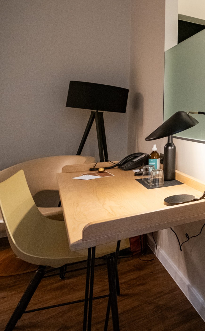 Arbeiten und Entspannen im Doppelzimmer Komfort mit Schreibtisch