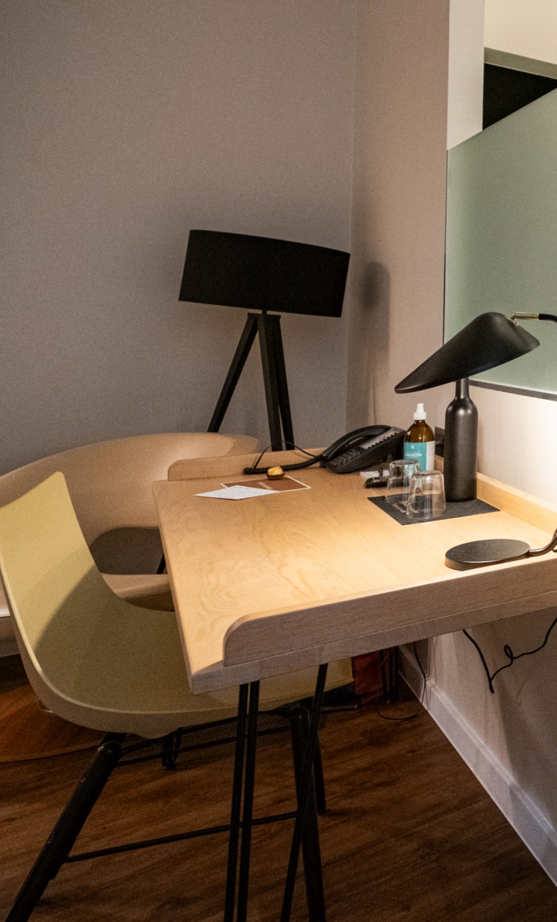 Arbeiten und Entspannen im Doppelzimmer Komfort mit Schreibtisch