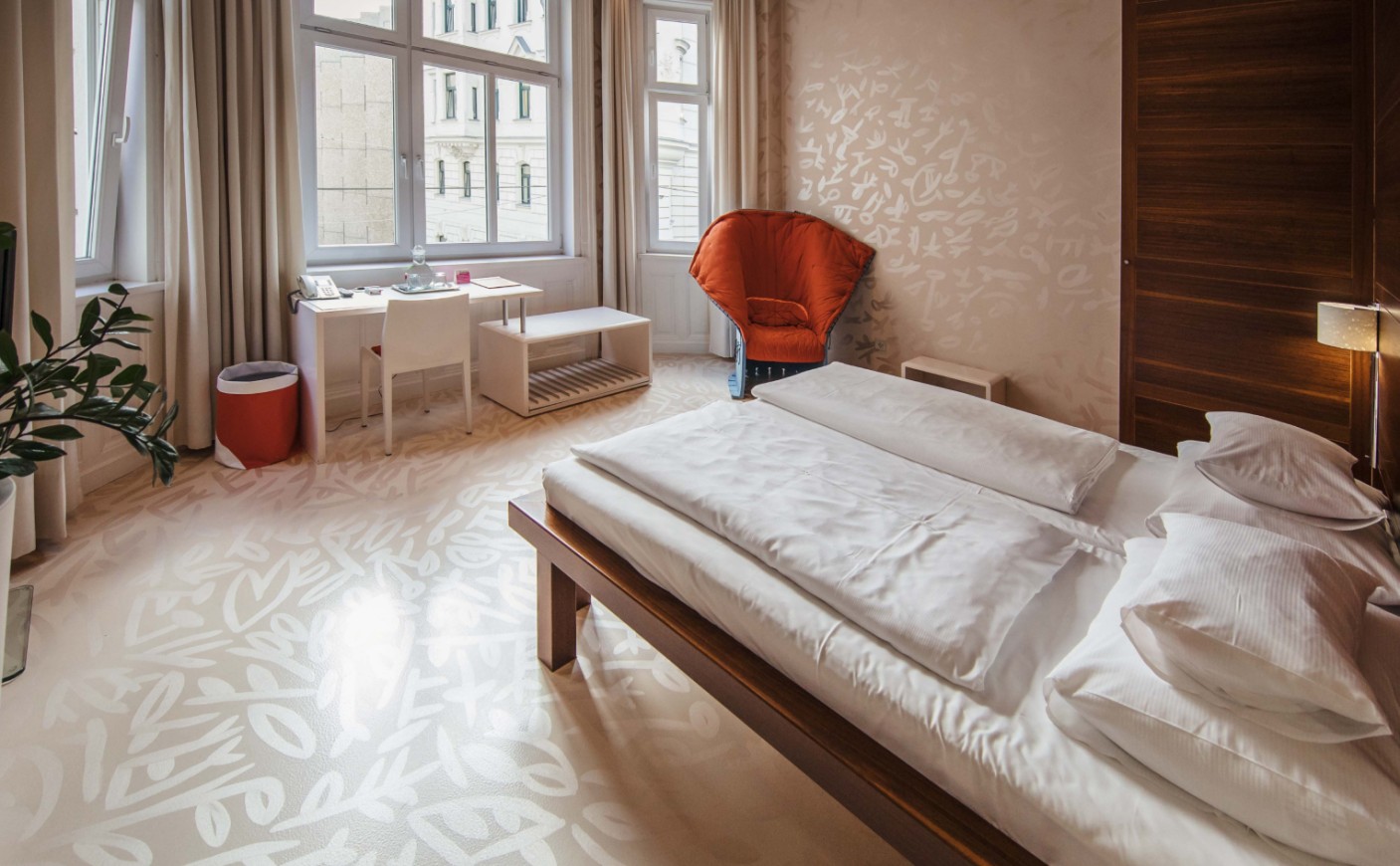 Helles Doppelzimmer Standard mit gem&uuml;tlicher Sitzecke und gro&szlig;en Fenstern