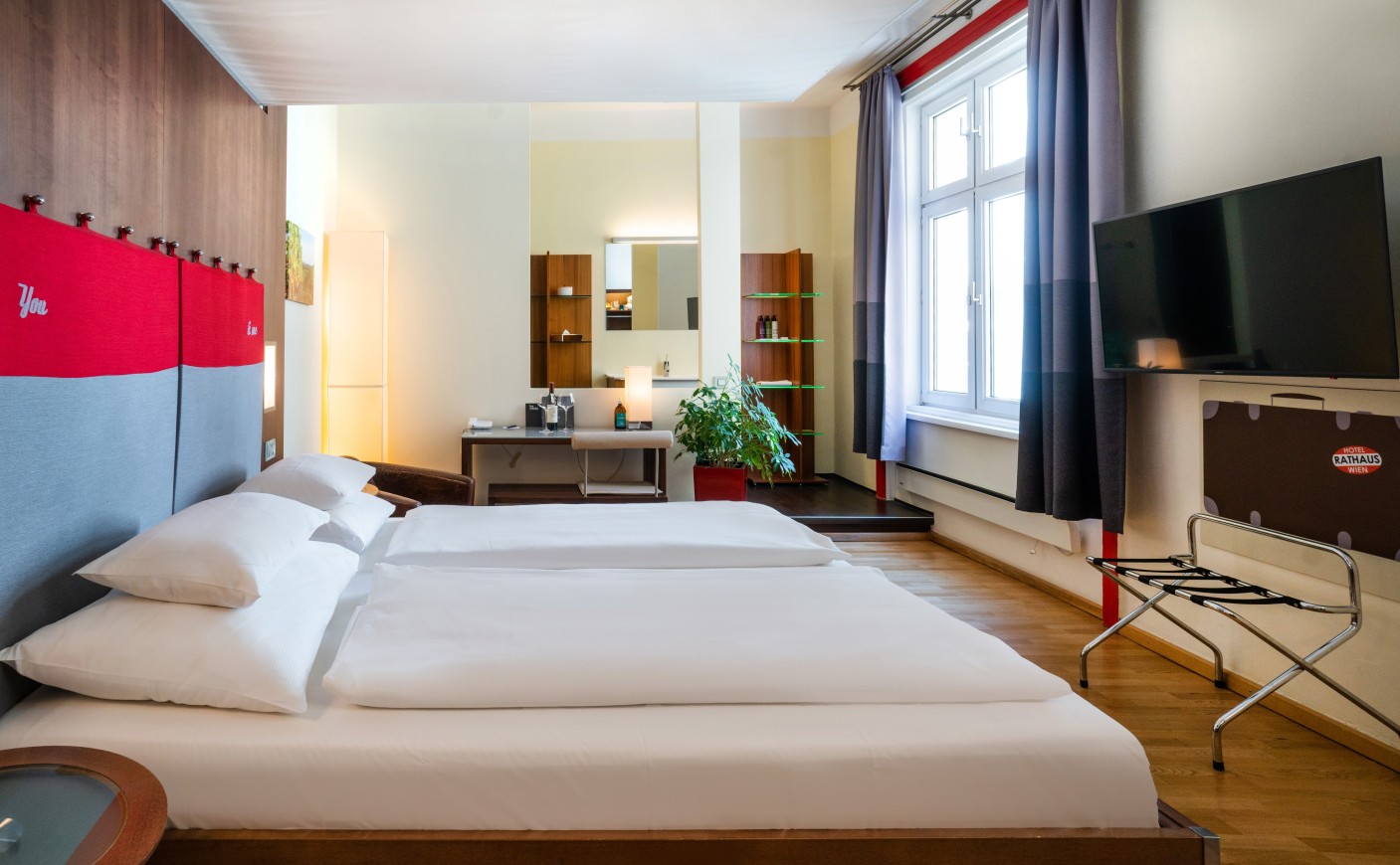 Standard Double Room at Hotel Rathaus Vienna with a spacious living area and modern ambience