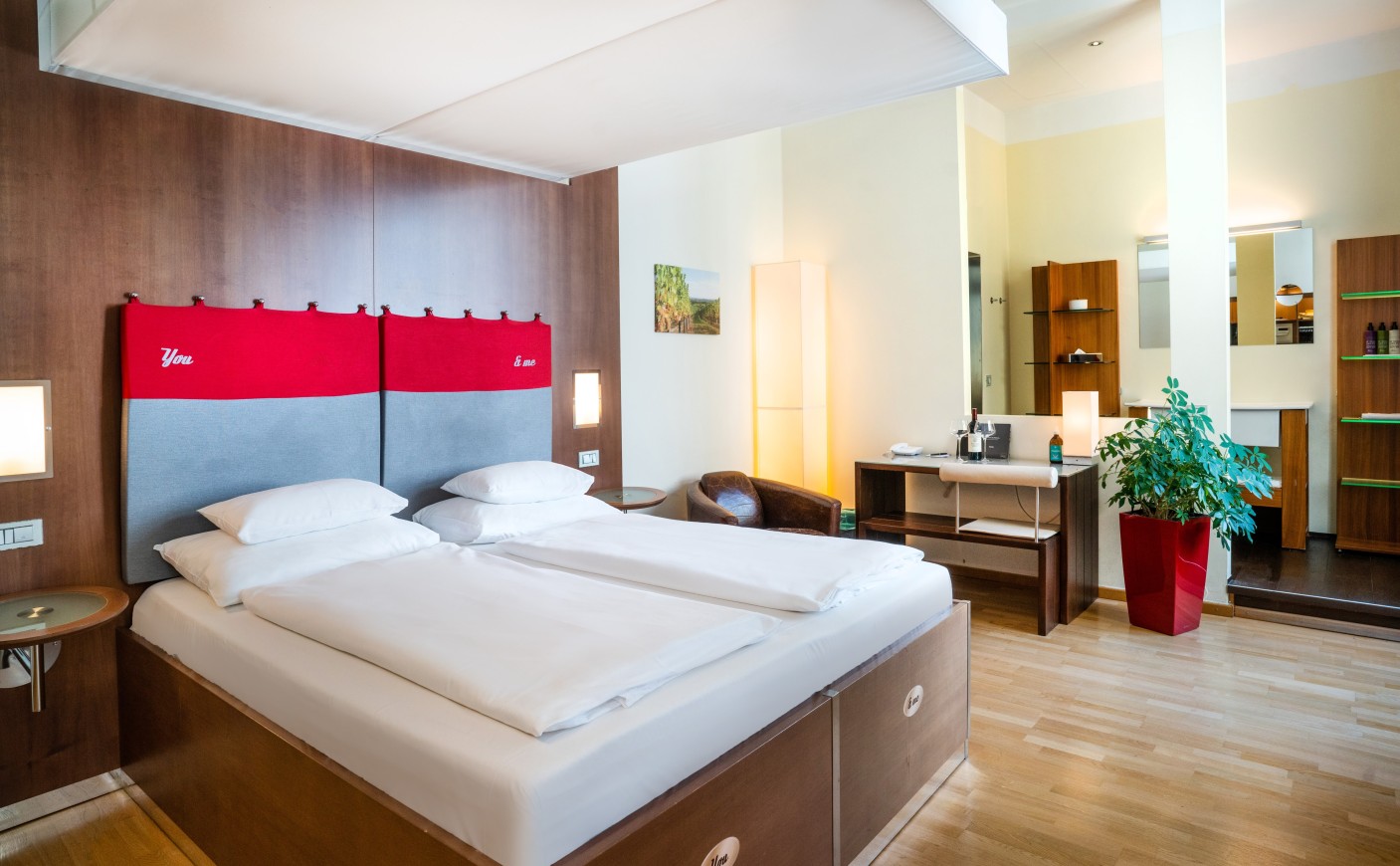 Standard Double Room at Hotel Rathaus Vienna with a spacious living area and modern ambience