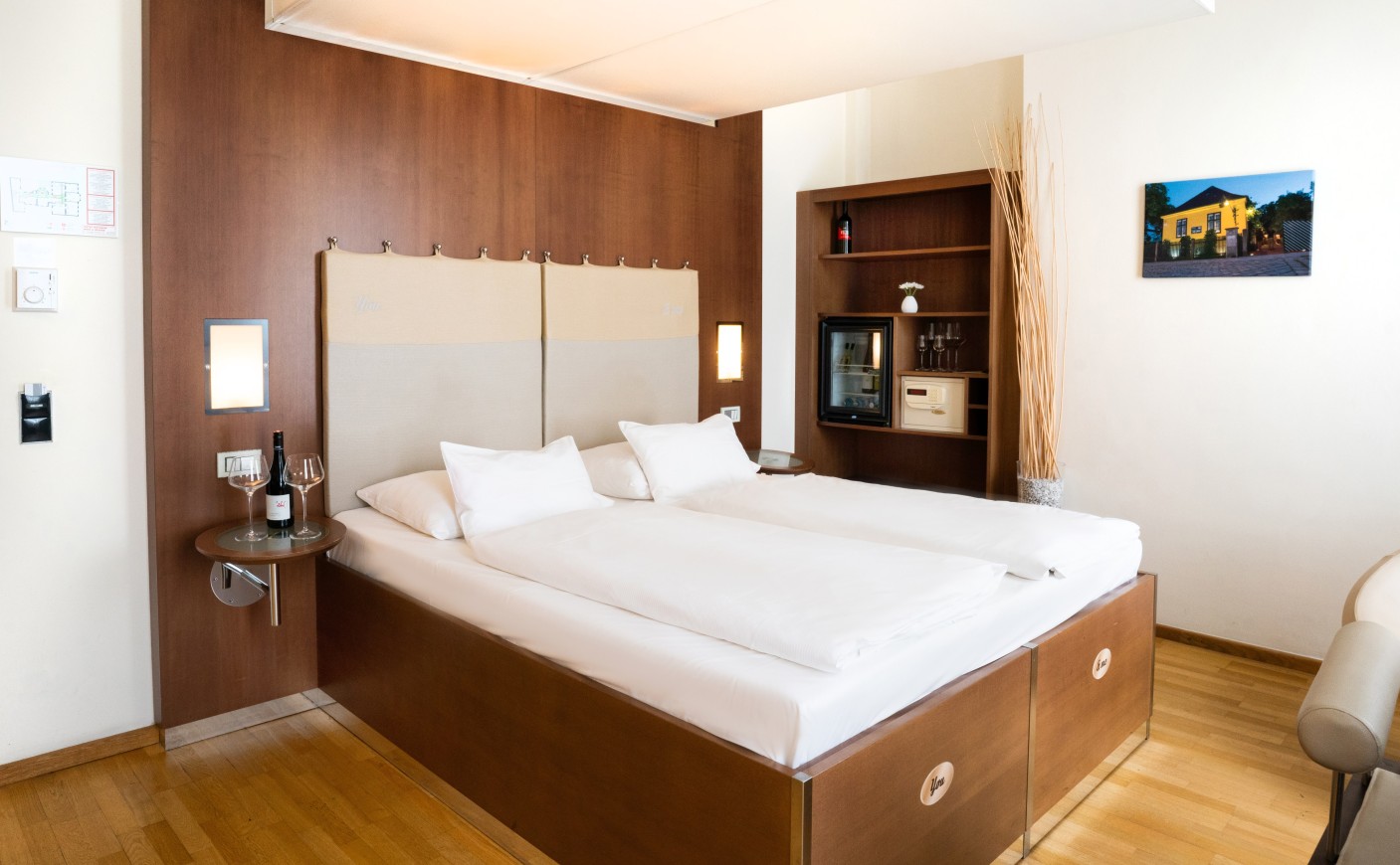 Standard Double Room at Hotel Rathaus Vienna with a spacious living area and modern ambience
