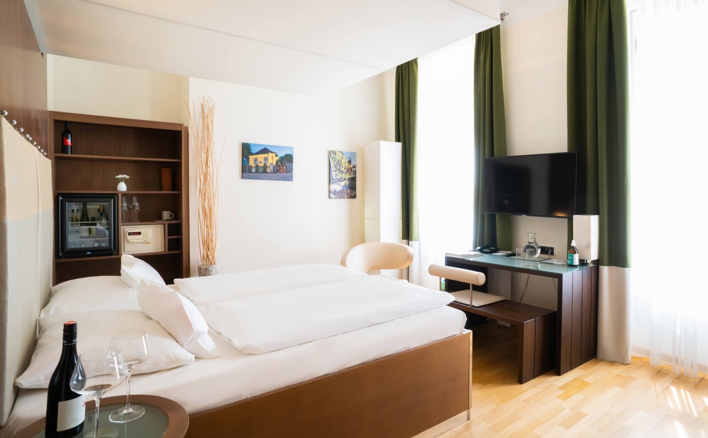 Standard Double Room at Hotel Rathaus Vienna with a spacious living area and modern ambience