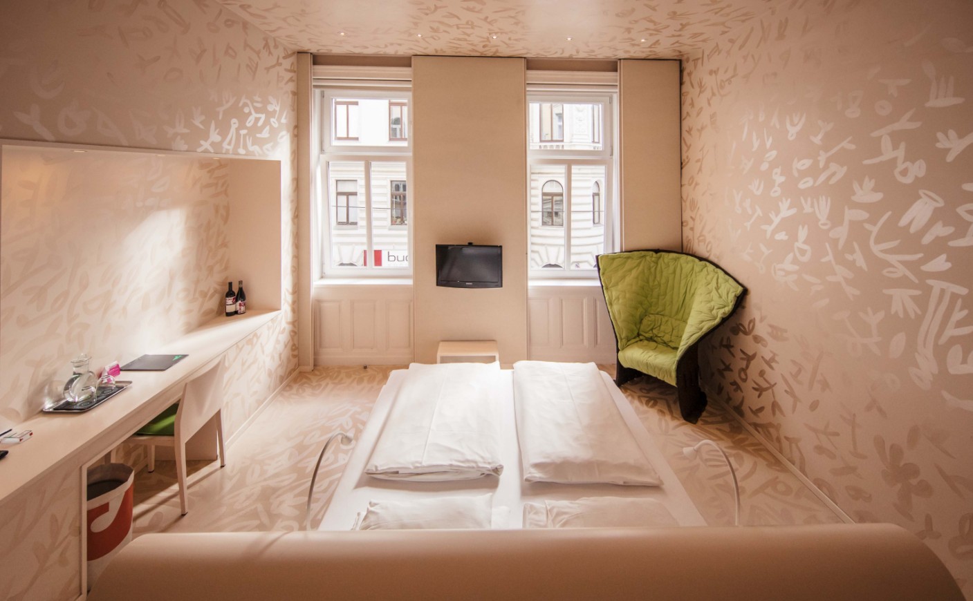 Doppelzimmer Standard im Hotel Rathaus Wien mit stilvoller Einrichtung und Blick auf die Wiener Josefstadt