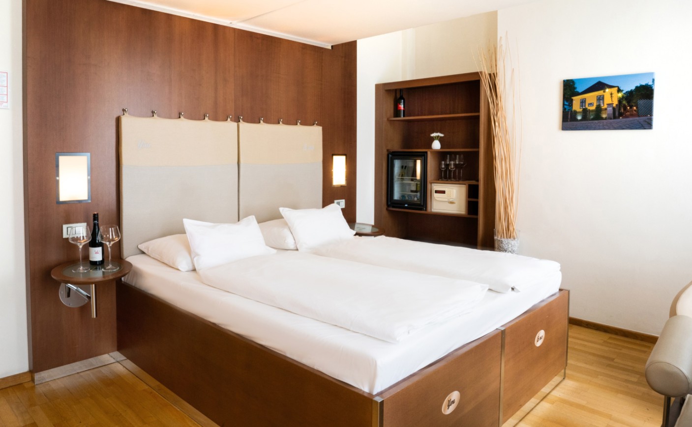 Komfortables Doppelbett und stilvolle Einrichtung im Doppelzimmer Standard des Hotel Rathaus Wien