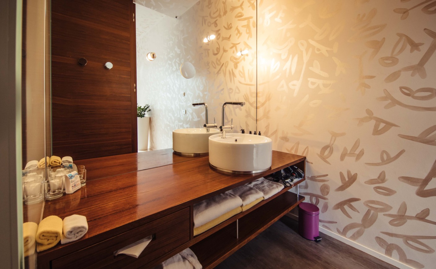 Waschbereich mit hochwertiger Ausstattung im Doppelzimmer Standard