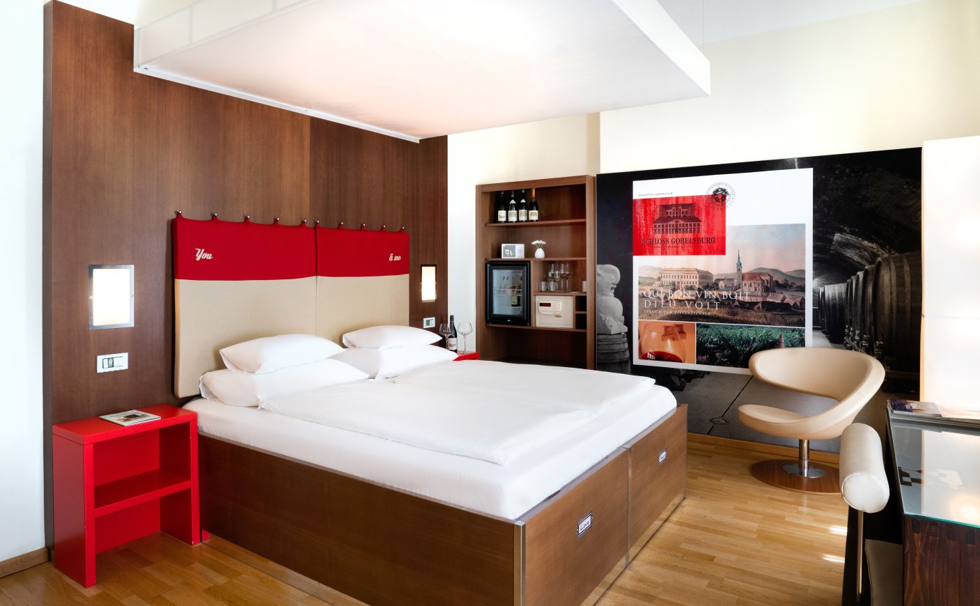 Standard Double Room at Hotel Rathaus Vienna with a spacious living area and modern ambience
