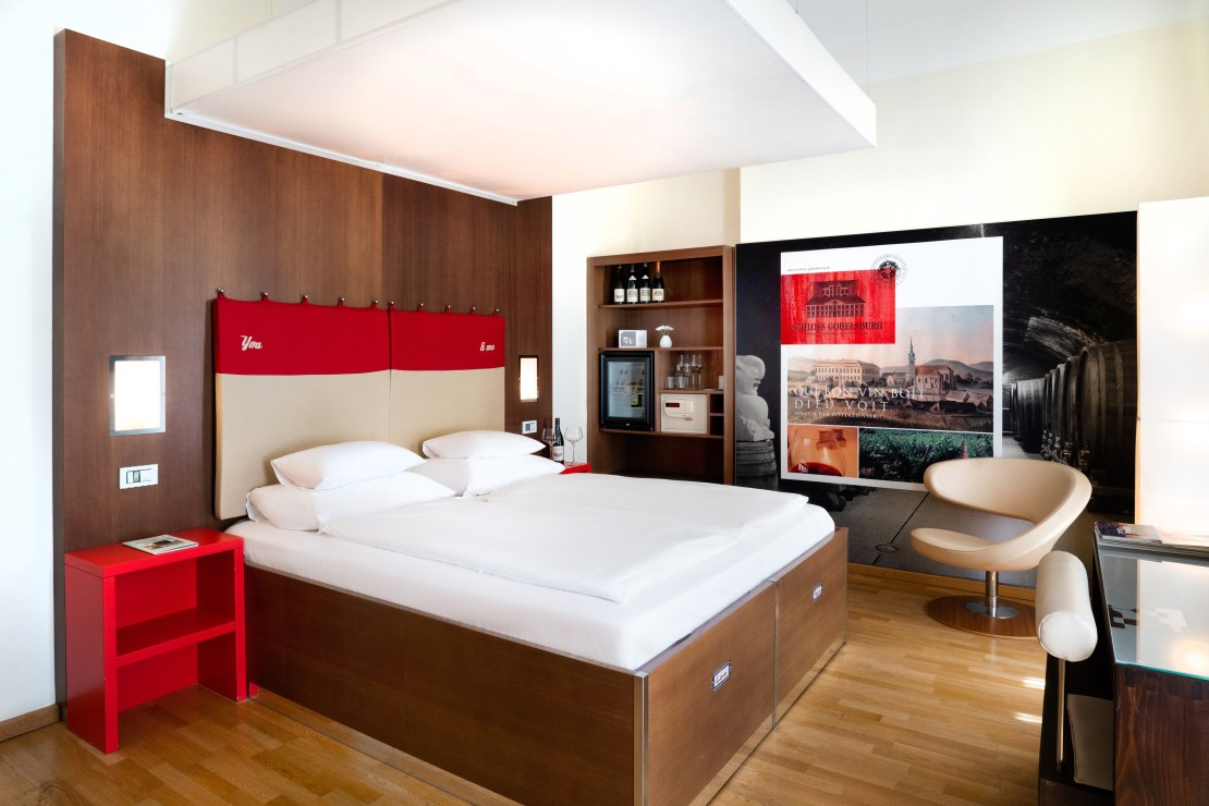 Standard Double Room at Hotel Rathaus Vienna with a spacious living area and modern ambience