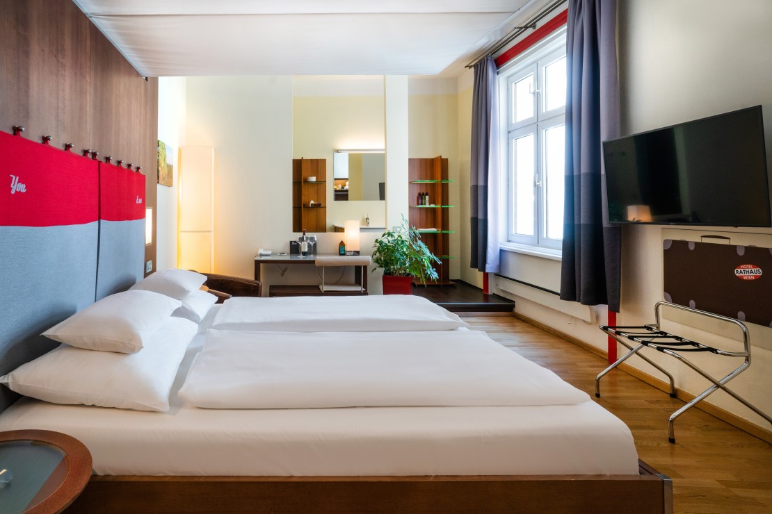 Standard Double Room at Hotel Rathaus Vienna with a spacious living area and modern ambience