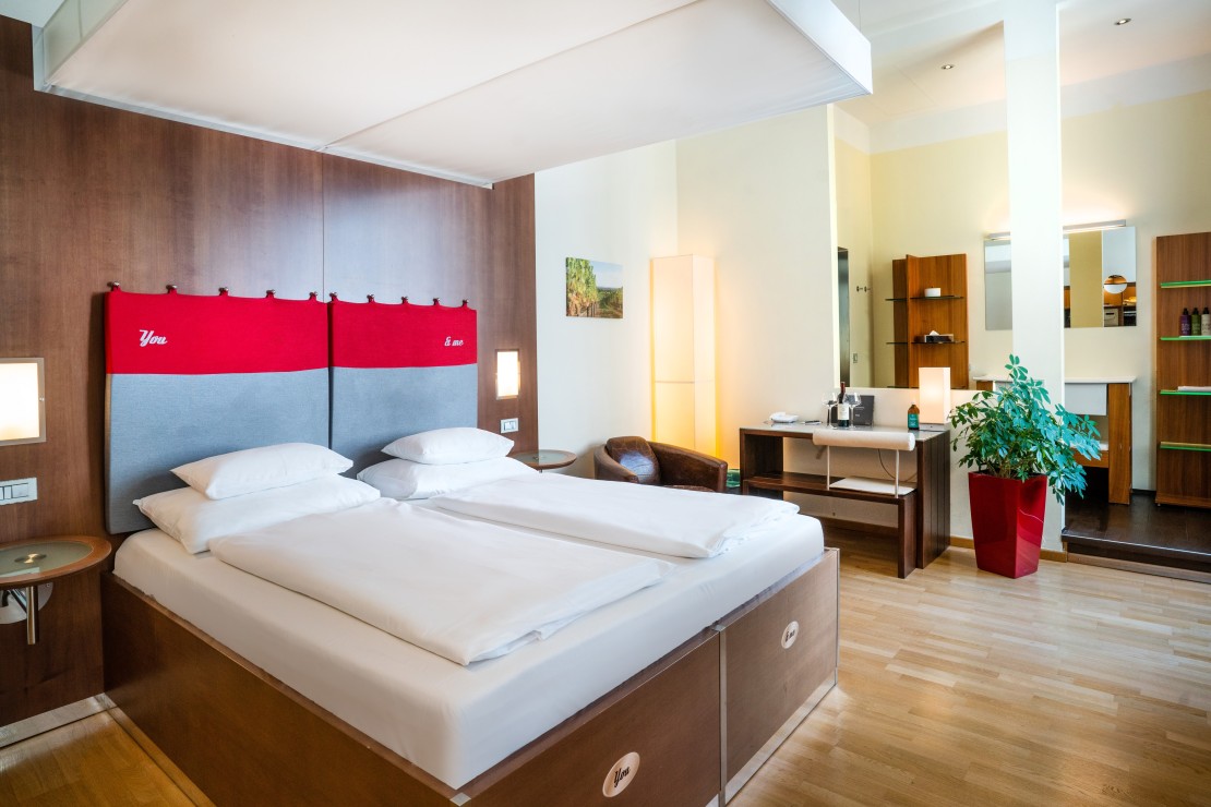 Standard Double Room at Hotel Rathaus Vienna with a spacious living area and modern ambience