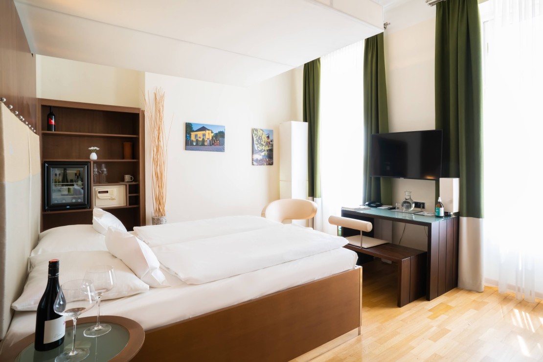 Standard Double Room at Hotel Rathaus Vienna with a spacious living area and modern ambience