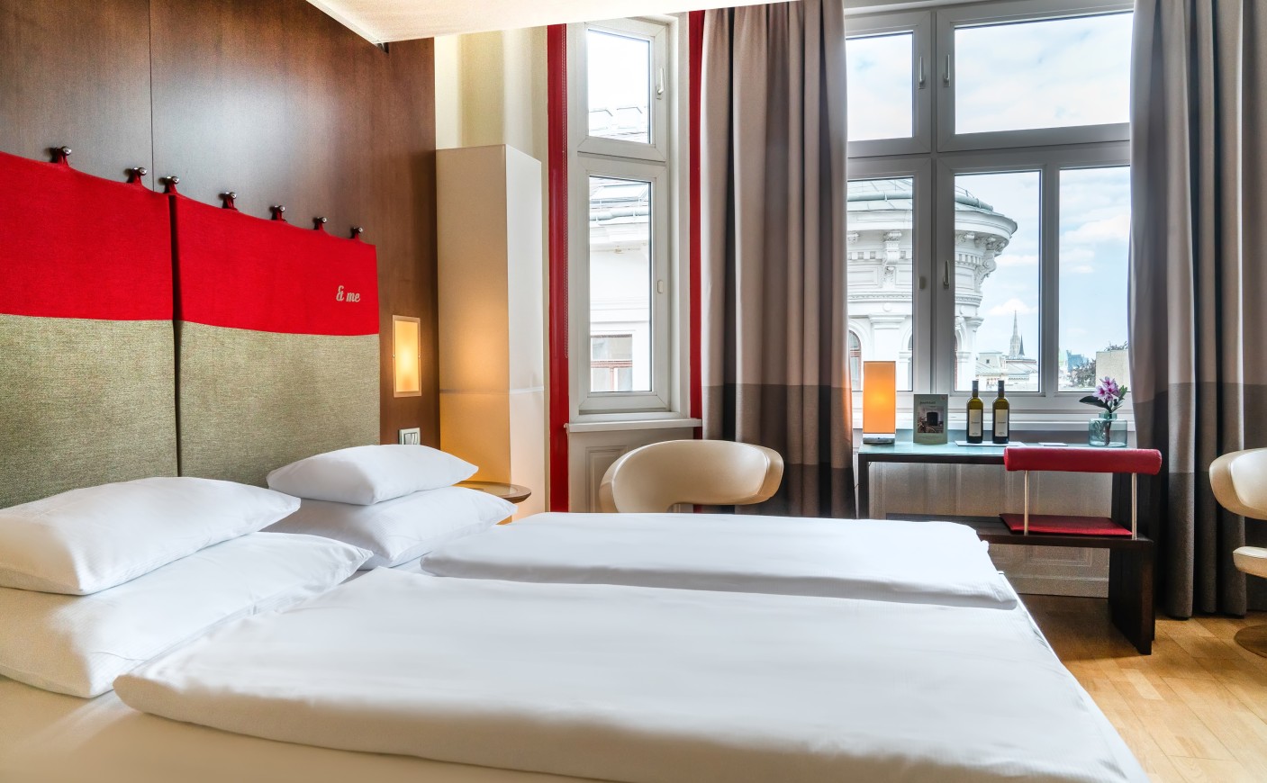 Standard Double Room at Hotel Rathaus Vienna with a spacious living area and modern ambience