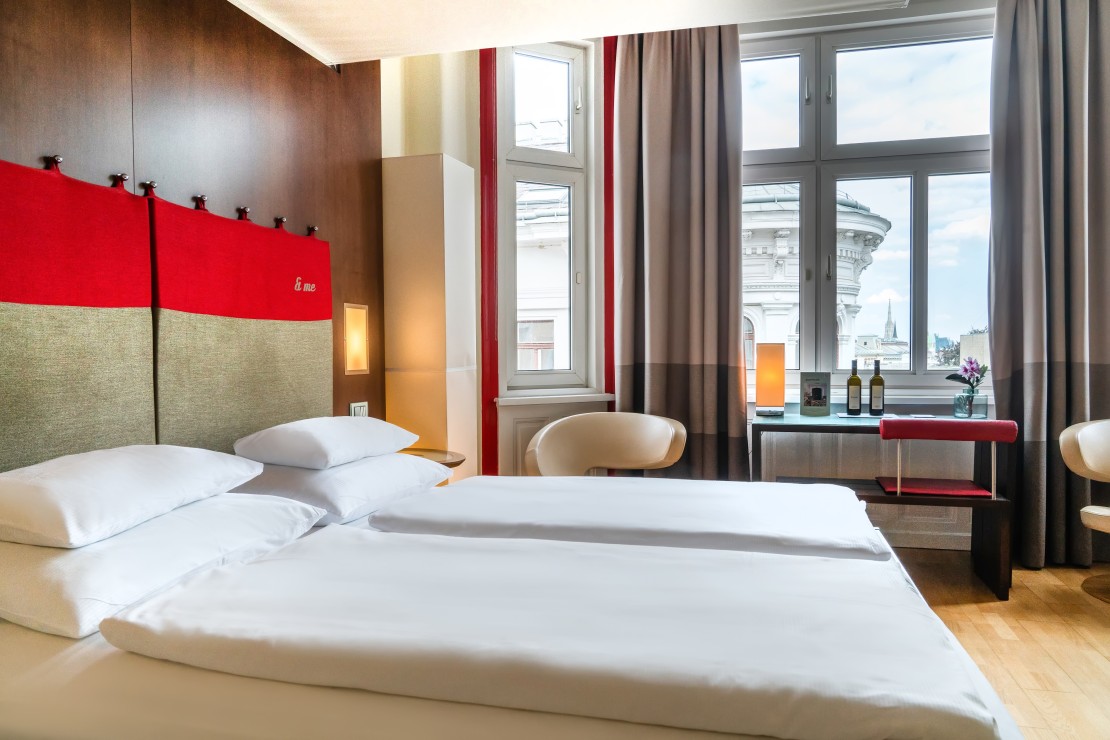 Standard Double Room at Hotel Rathaus Vienna with a spacious living area and modern ambience